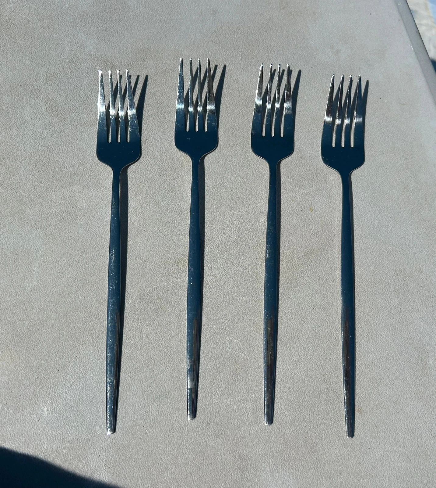 Lot 4 fourchettes couleur argent